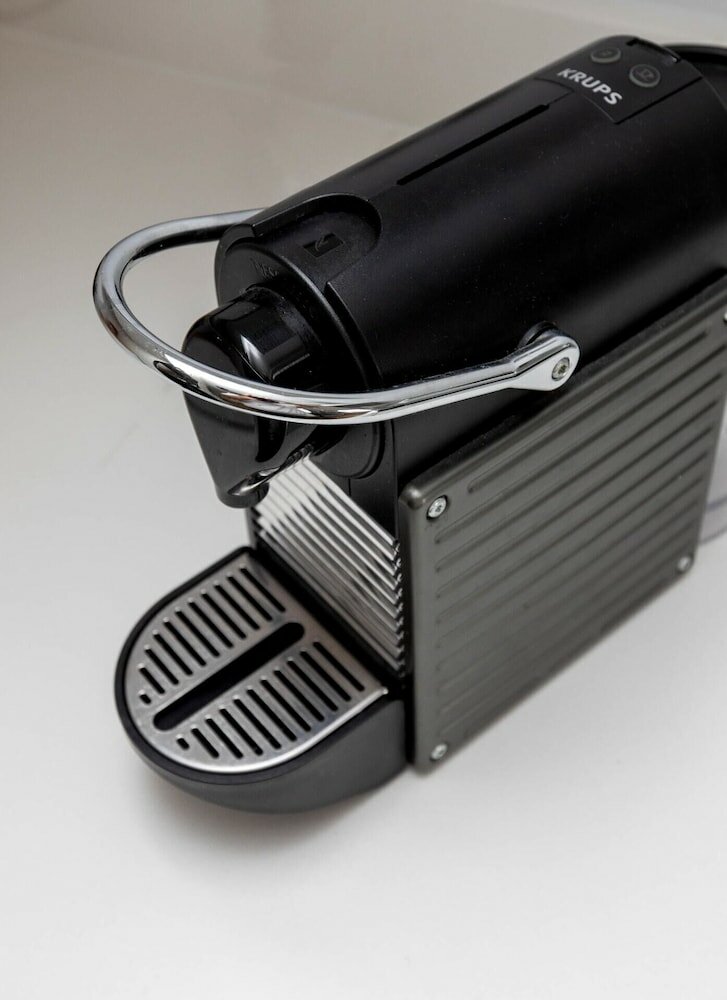 Фото Spacious 3 Bedroom in Notting Hill With Balcony