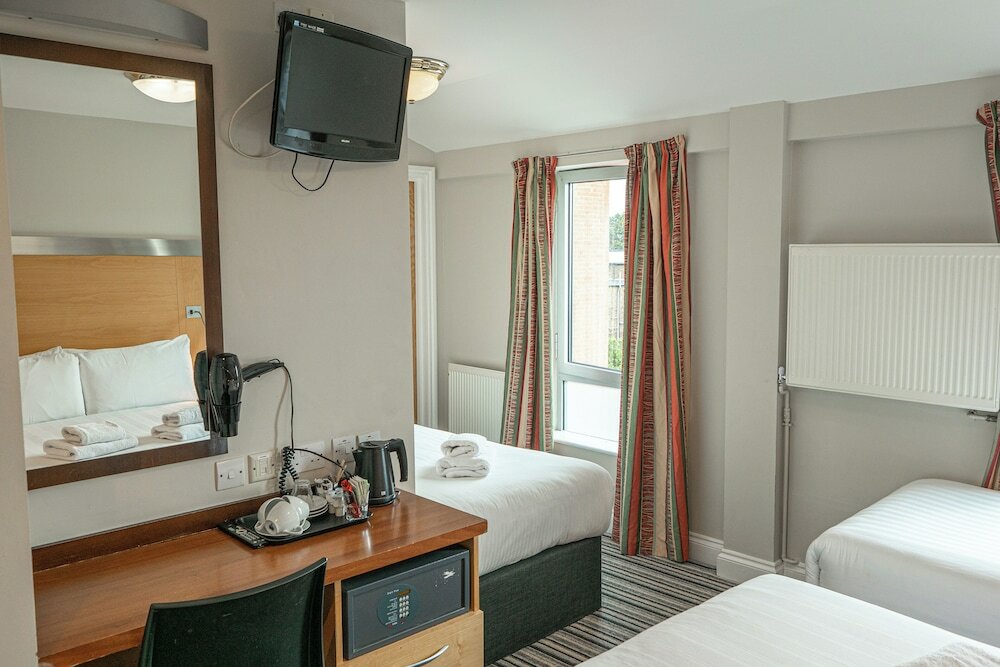 Фото Maiden Oval Hotel