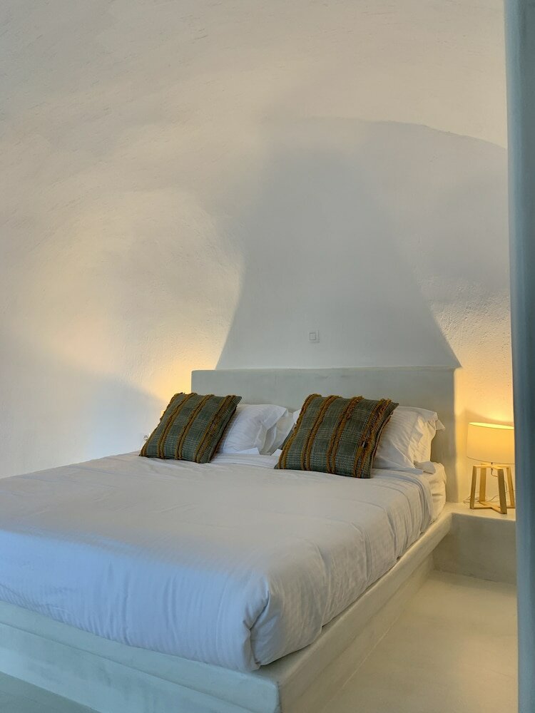 Фото White Curves