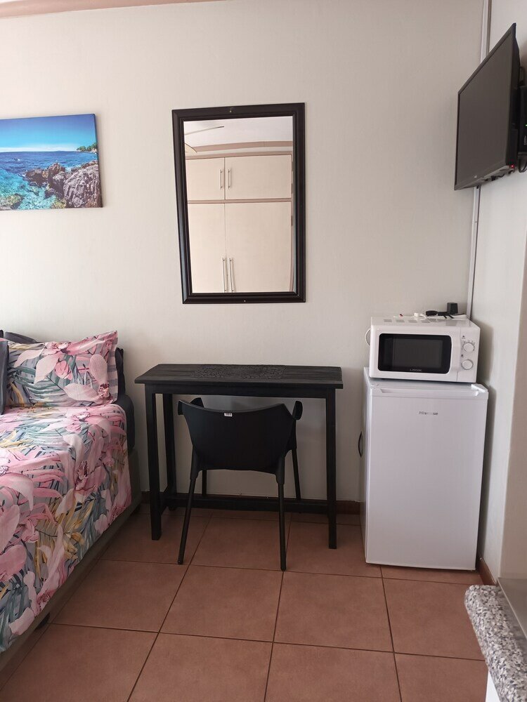 Фото Self Catering Studio Cottage