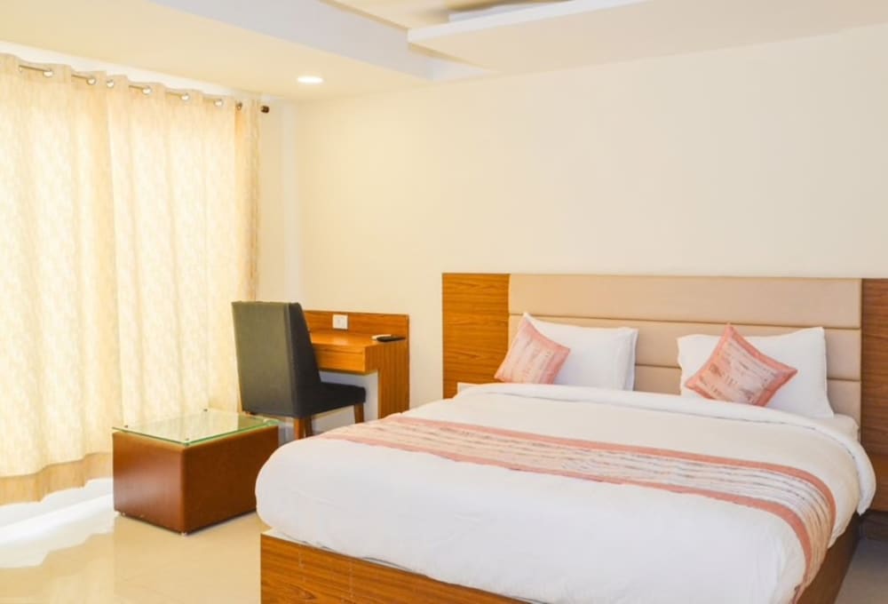 Фото Hotel D'Capitol Delhi Airport