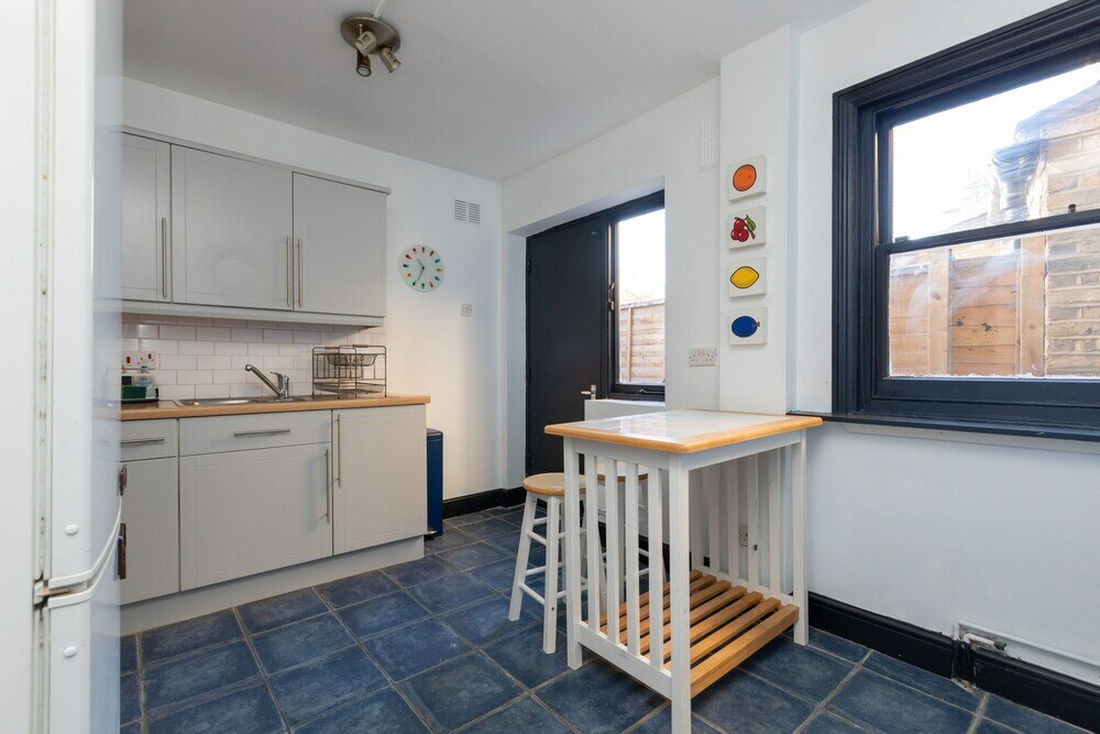 Фото Serene and Spacious 1 Bedroom Garden Flat in Clapton