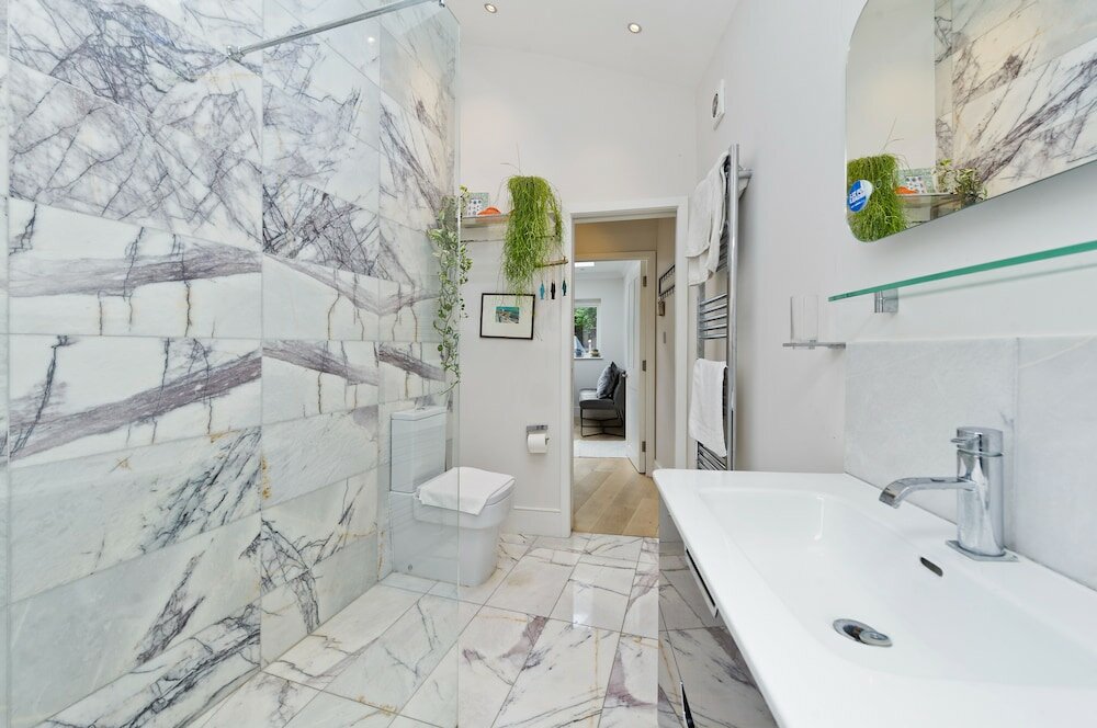 Фото Spacious Family House With Garden Near Battersea Park by Underthedoormat