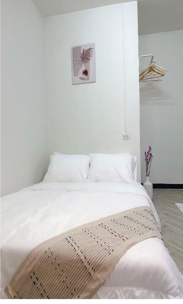 Фото Montana Hotel & Hostel Phuket