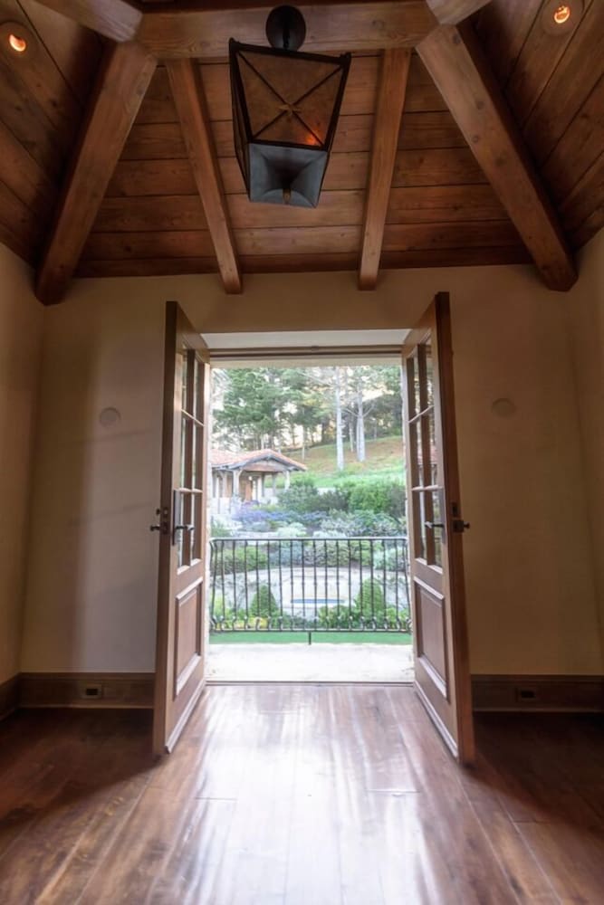 Фото Lx1: Chateau D' Renaitre - Carmel-by-the-sea Luxury Villa: