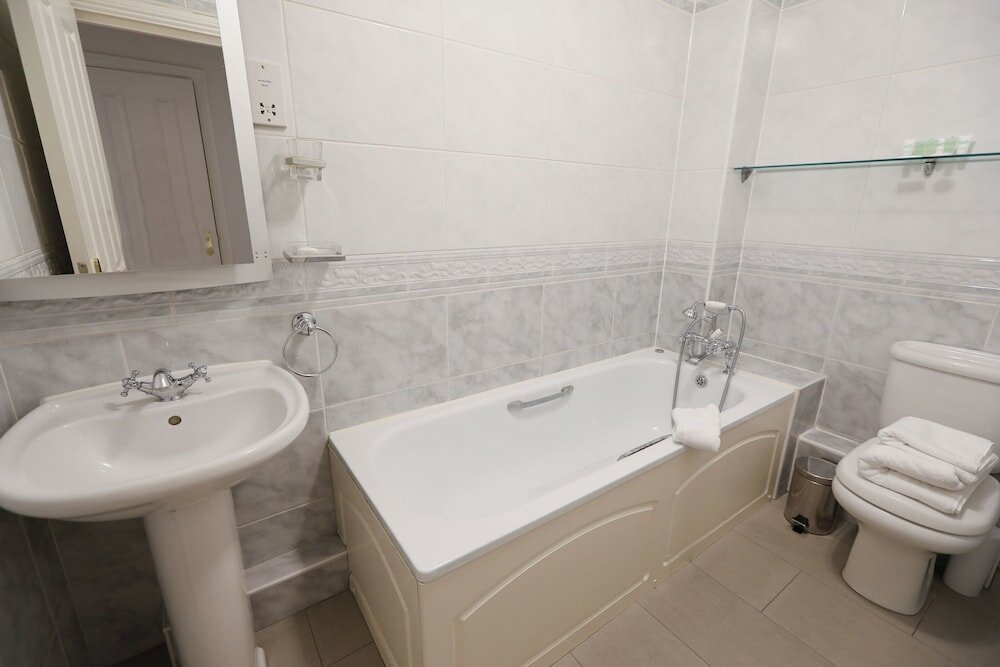 Фото Altido Calm 2br Apt w Parking & Patio, near London Eye