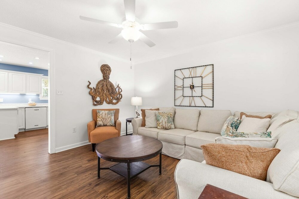 Фото 1401 Chatham Ave