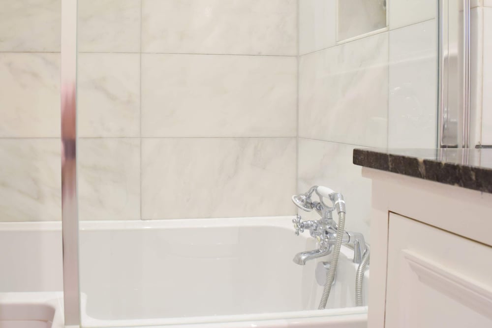 Фото Large 2 Bedroom Apartment in Central London