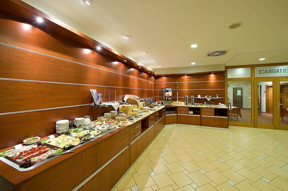 Фото Ramada Airport Hotel Prague