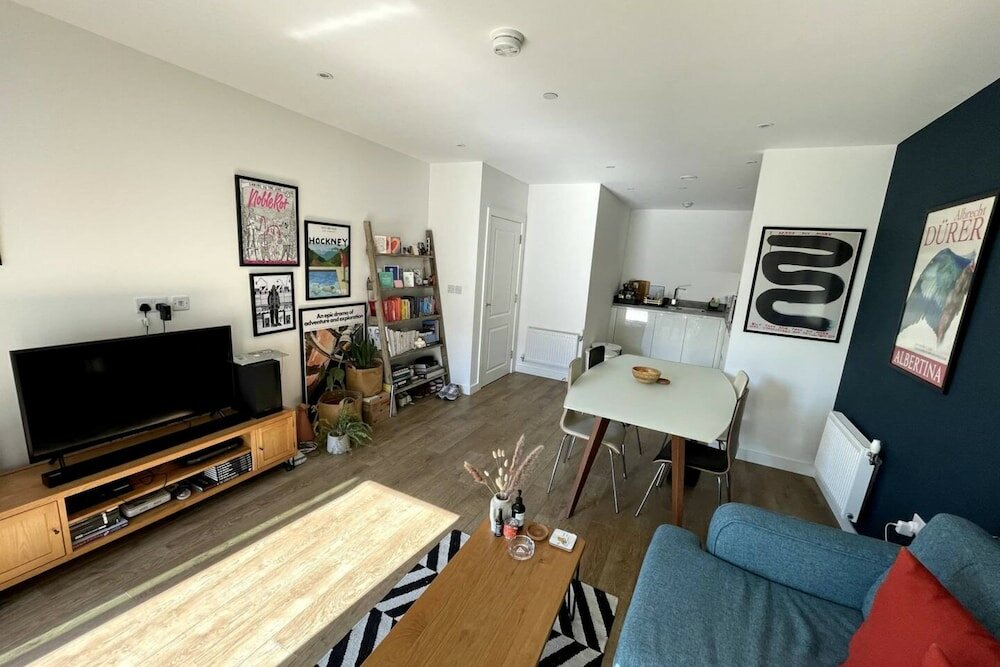 Фото Stylish 1 Bedroom Apartment in Poplar With a Shared Gym