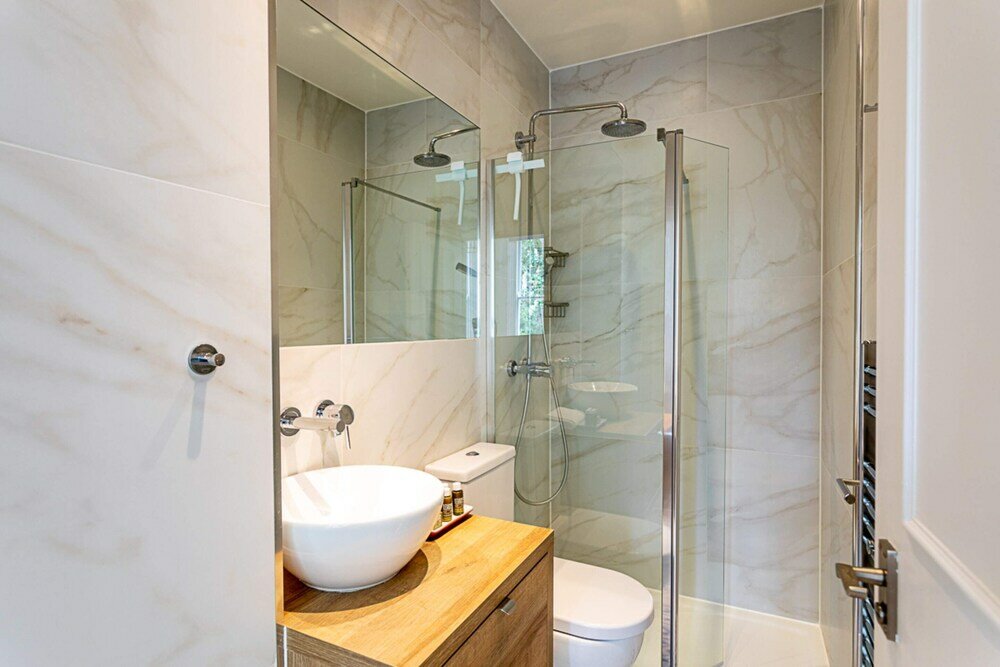 Фото Newly Renovated Two Bedroom Kensington Flat