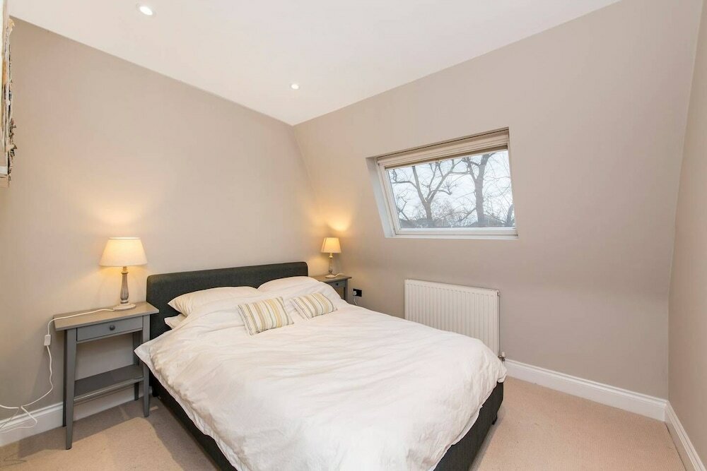 Фото Charming Apartment Close to Notting Hill