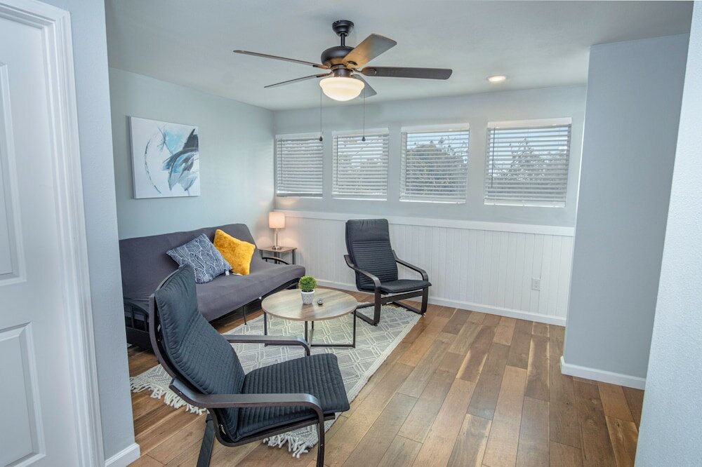 Фото Magnificent Large Home Near Downtown