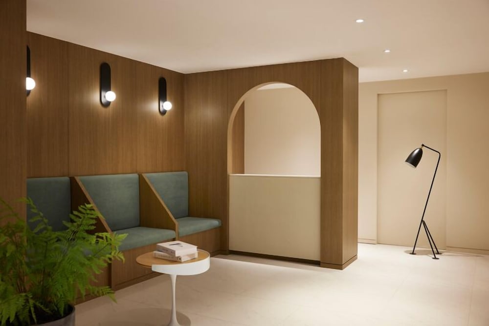 Фото The Connoisseur Residence Hotel