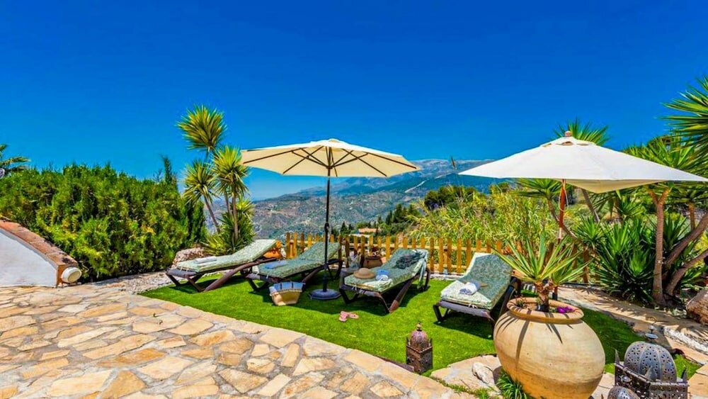 Фото Private, Bright, Spacious House with Pool & Hot Tub