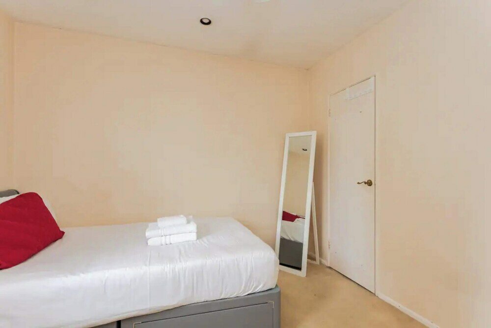 Фото Homely 3 Bedroom House With a Garden