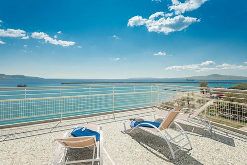 Гостиница Seafront Penthouse Leo в Каламате