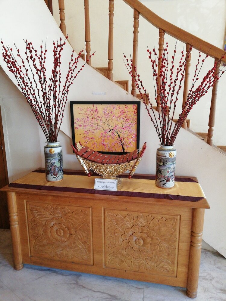 Фото Queen's Park Hotel