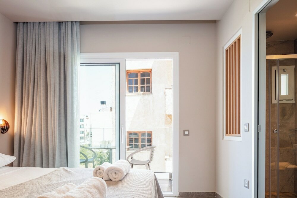 Фото Skipper Beachfront Suites