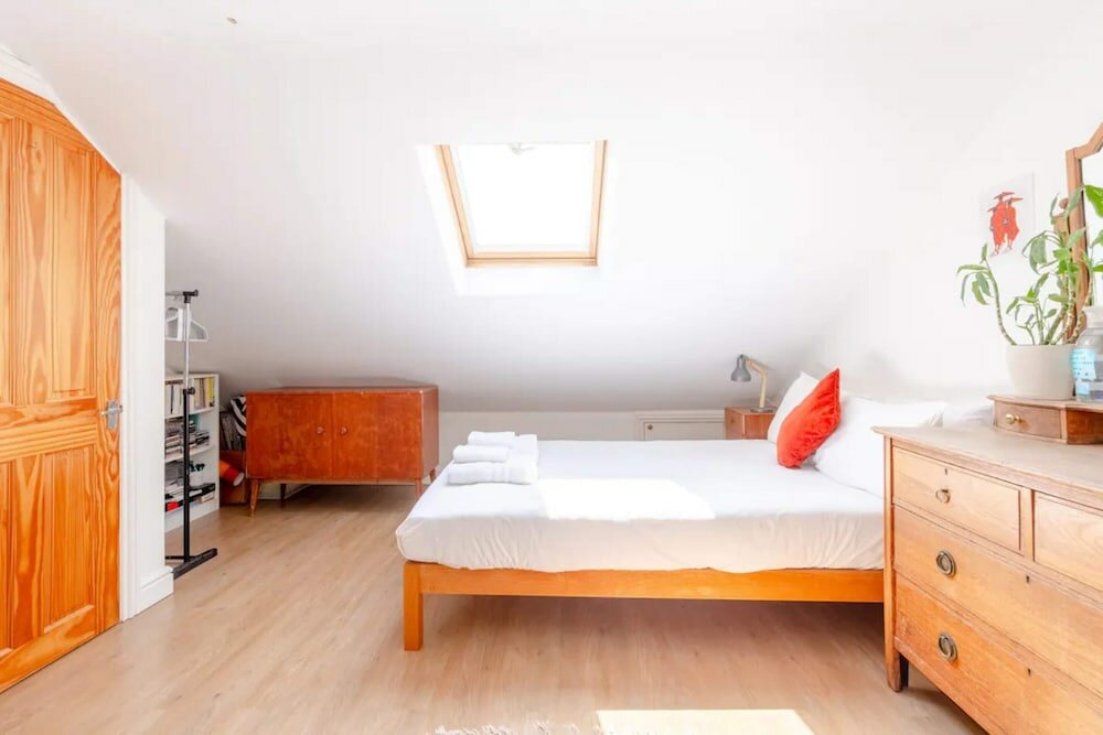 Фото Beautiful 2bd House With Garden - Stoke Newington