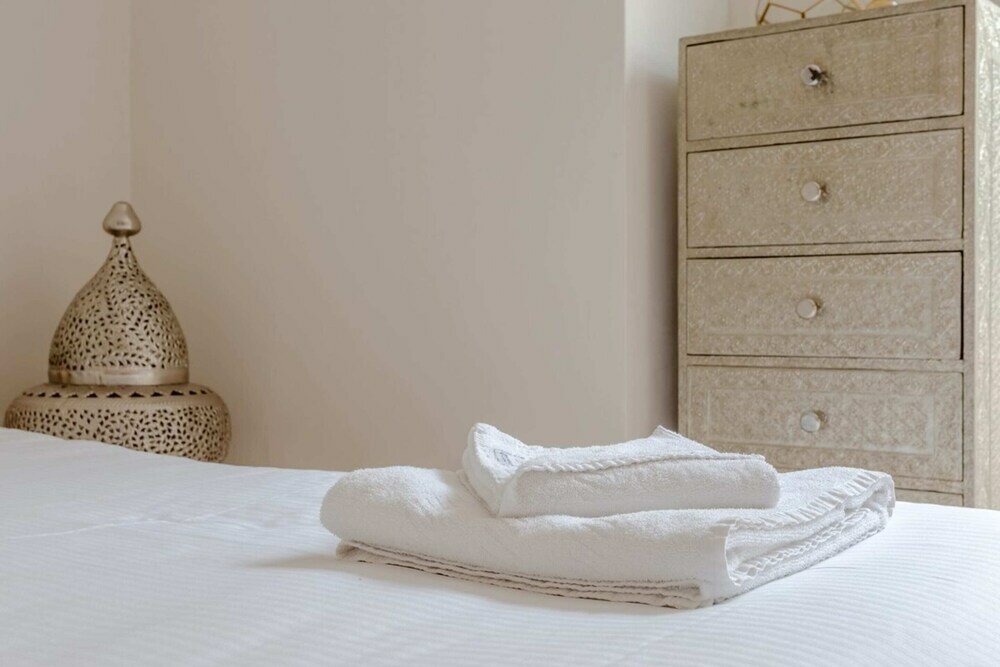 Фото Charmingly Unique and Recently Refurbished Watchman's Lodge in Camden Town