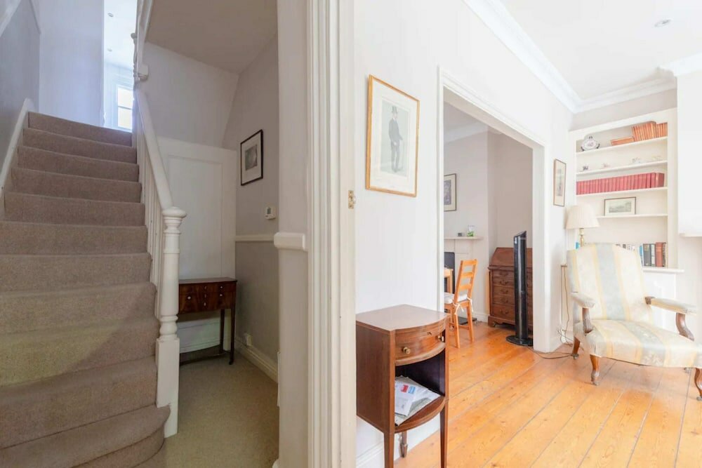 Фото Charming 2 Bedroom Home in West London