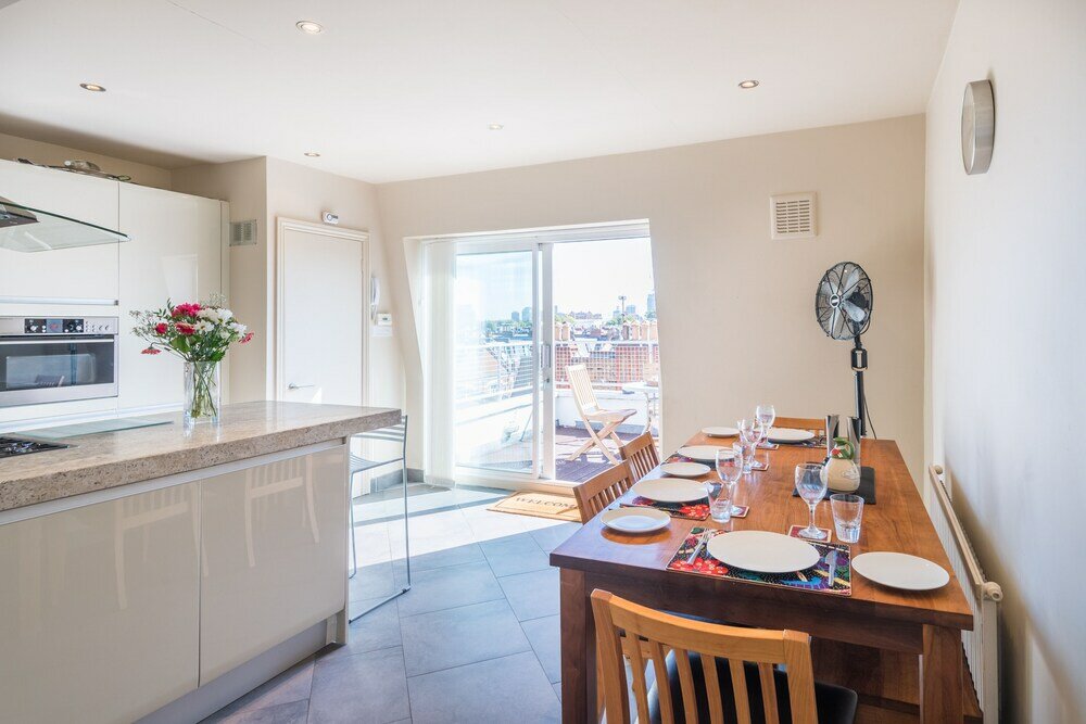 Фото Charming Home in Leafy Parsons Green