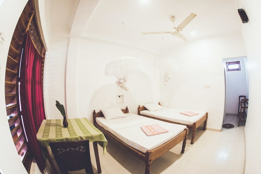 Фото Rupa's Hotel Arugambay