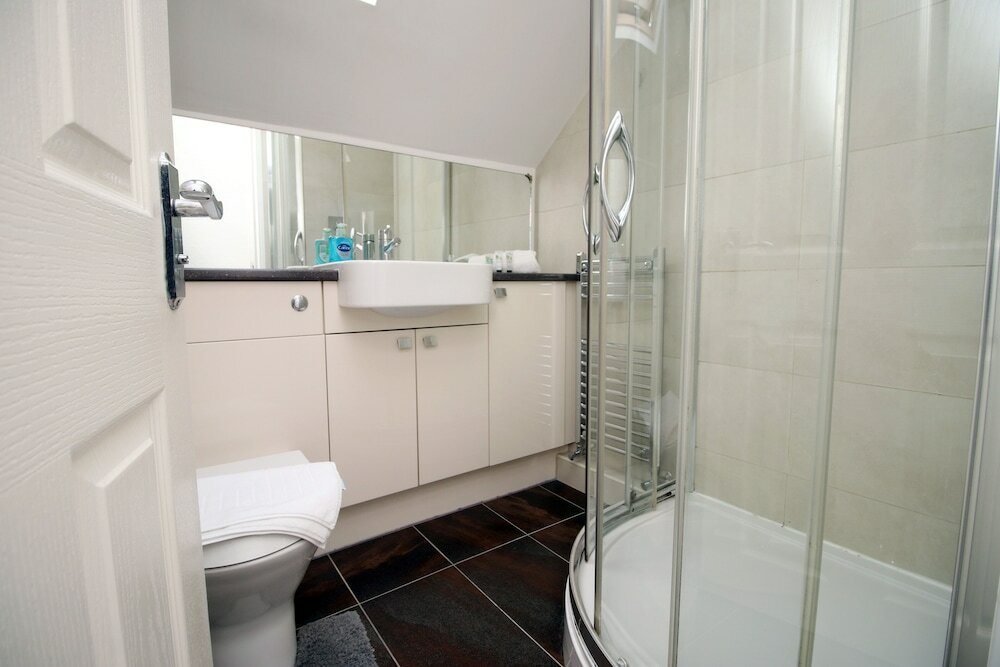 Фото Becky's Bungalow by Tŷ Sa - New Sleeps 8