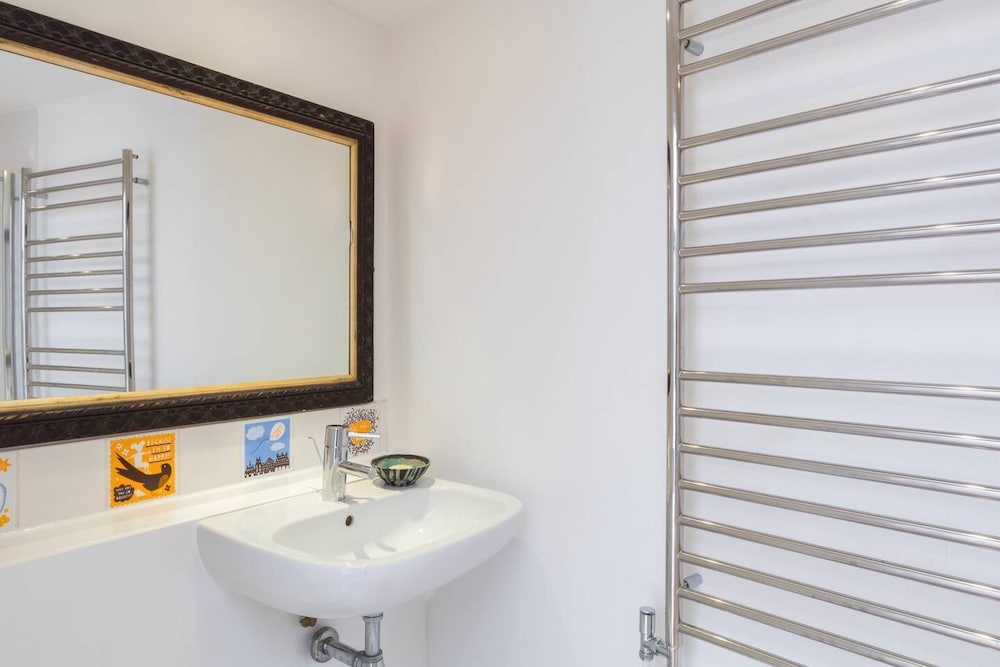 Фото Delightful Cottage for 2 set Within Pretty Garden