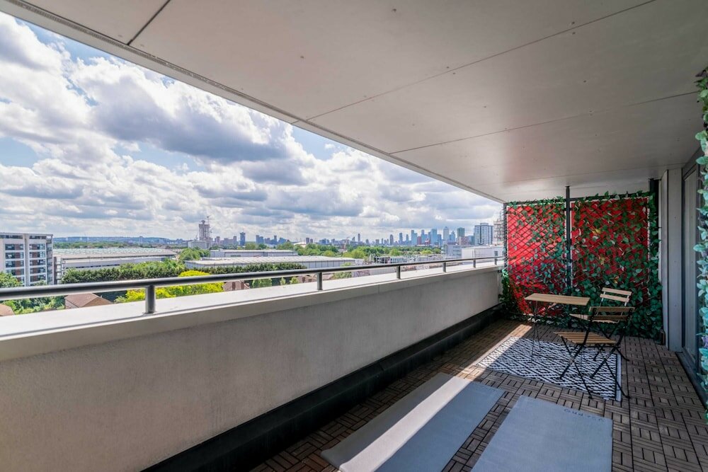 Фото Swanky Stratford Duplex Apartment