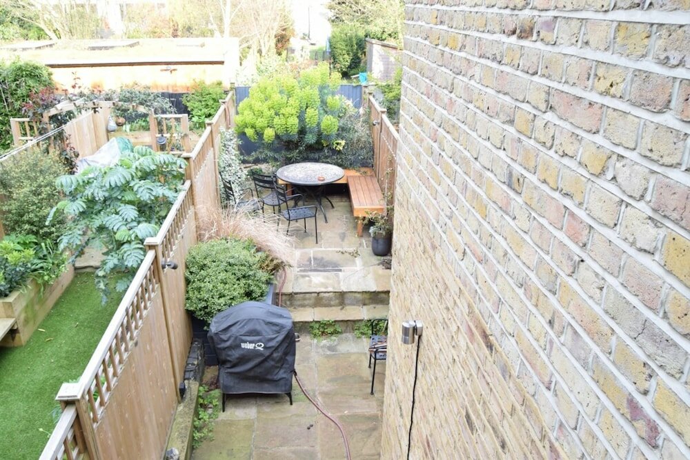 Фото Large Modern Maisonette in Southfields