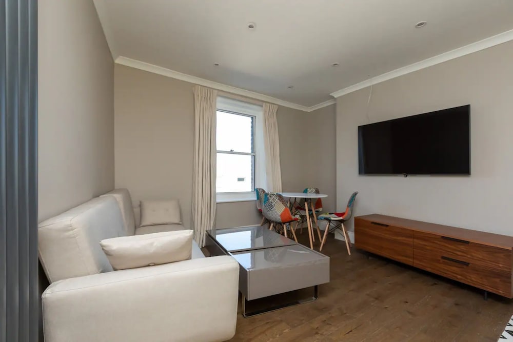 Фото Spacious & Pristine 2bd Flat - Balham