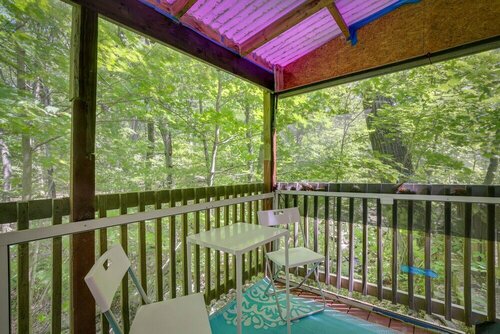 Гостиница Creekside Hudson Valley Retreat ~ 4 Mi to Winery! в Монро