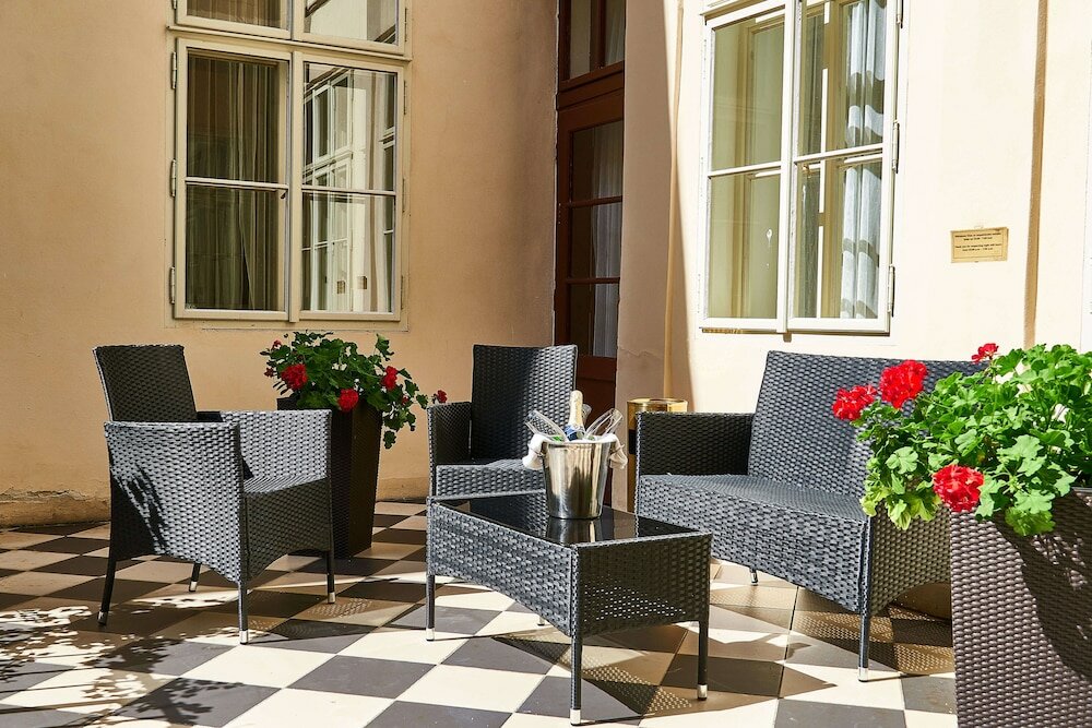 Фото Three Golden Crowns Apartments