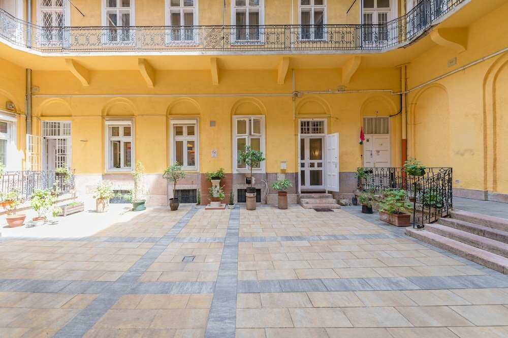 Фото Music Academy Bedroom Suite Café Vian Apartman Kft