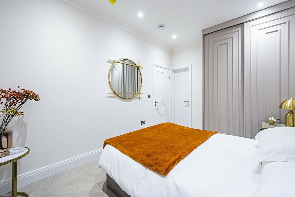 Фото Billionaire Suites Kensington