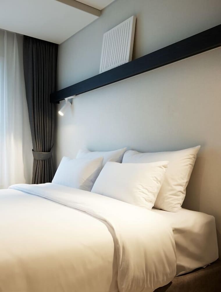 Фото The Connoisseur Residence Hotel