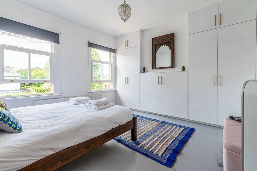 Фото Ealing's Cozy Garden Retreat