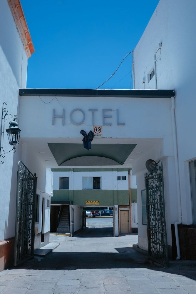 Фото Hotel Zacatecas Courts