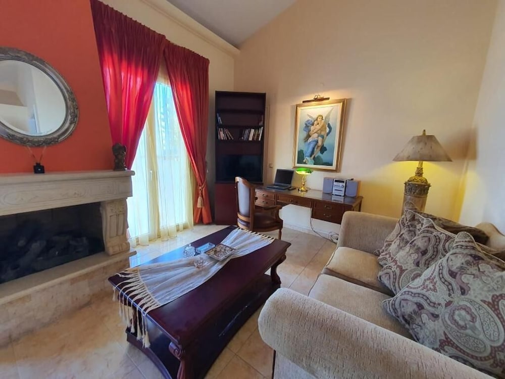 Фото Rafkos Hill Mansion