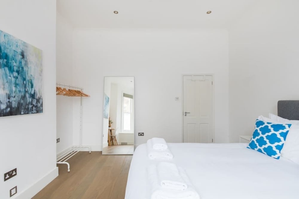 Фото Modern stylish and luxurious 1 bed flat