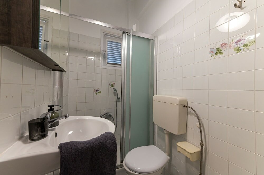 Фото Serene Seaside Bliss - Lush & Secluded Garden Oasis