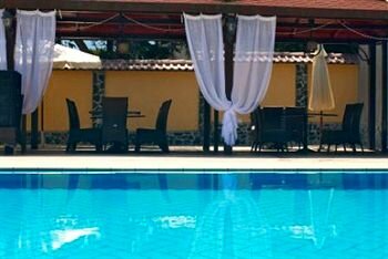 Гостиница Holiday Village Diplomat в Пернике