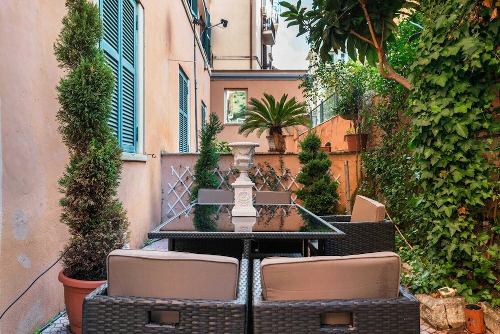 Фото Bright and Spacious Philbeach Garden Apartment