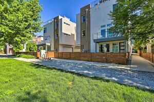 Гостиница Central Denver Townhome w Rooftop + Views!