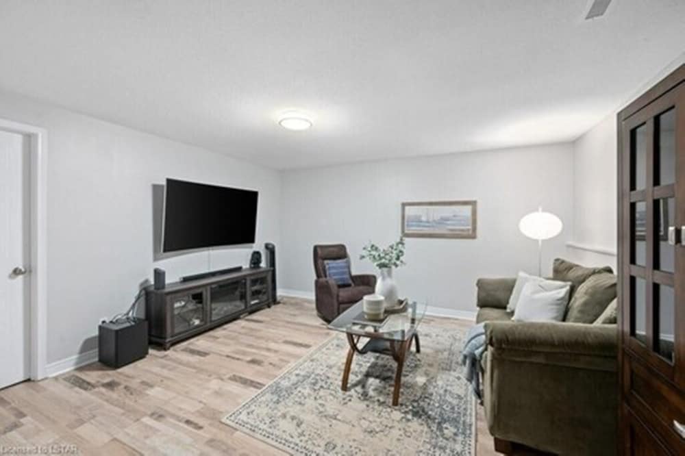 Фото Globalstay. Elegant 3 Bedroom Townhouse in London