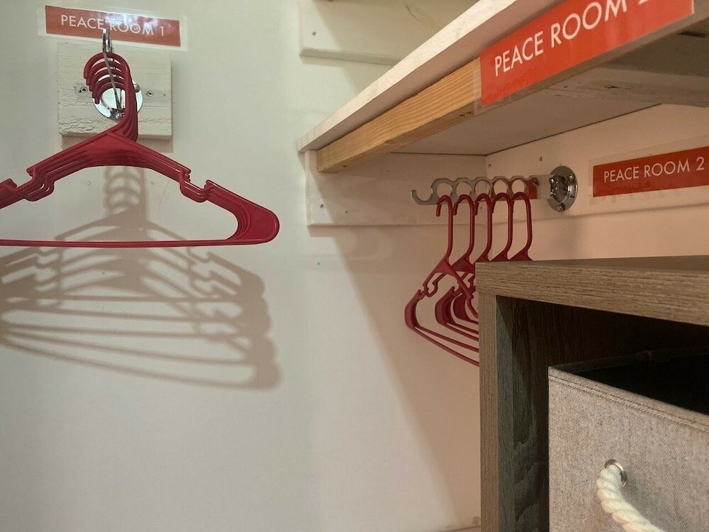 Фото Whole Family - Barrette - back - Hostel