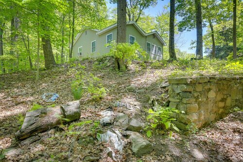 Гостиница Creekside Hudson Valley Retreat ~ 4 Mi to Winery! в Монро