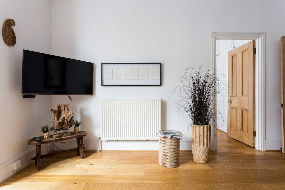 Фото Bright and Beautiful 2 Bed Flat Near Hyde Park